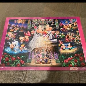 Mickey Mouse and Minnie Mouse 2000 pc puzzle